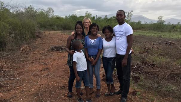 <p>Angelika Hoffmann lebt seit 2012 in Haiti und vertritt vor Ort die Hilfsorganisation Haiti-Farnières. Aktuell setzt die Vereinigung in dem bitterarmen Karibikstaat mit einheimischen Kräften den Bau eines landwirtschaftlichen Zentrums um.</p>