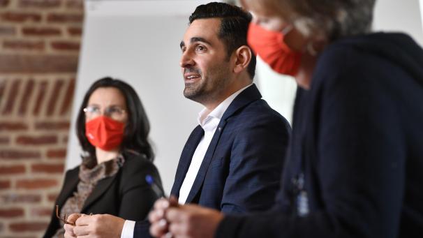 <p>Joanna Mathie, Minister Antonios Antoniadis und Véronique Wetzelaer (v.l.) stellen den sozialen Übersetzerdienst „Traduko“ vor.</p>
