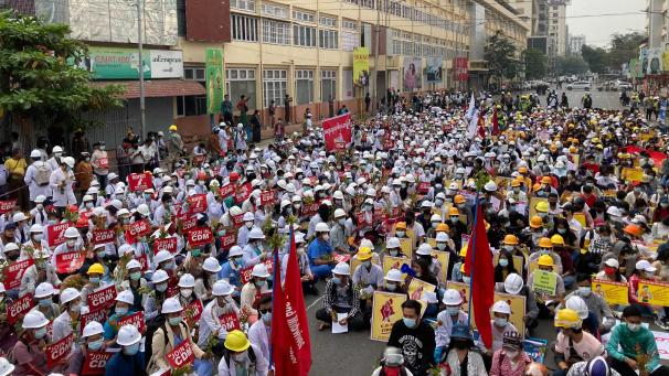 <p>Medizinstudenten protestieren gegen den Militärputsch. In Myanmar dauern die Proteste seit bald drei Wochen an.</p>