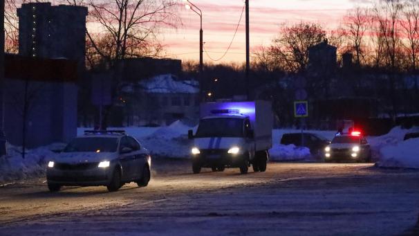 <p>Ein Polizeiwagen mit dem russischen Oppositionsführer Alexej Nawalny wird vor Beginn des Prozesses von weiteren Polizeifahrzeugen eskortiert.</p>