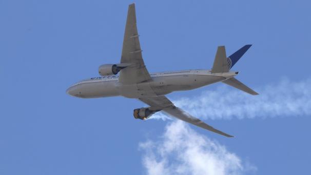 <p>Rauch steigt aus einem der Triebwerke eines Passagierflugzeuges beim Anflug auf den Internationalen Flughafen in Denver. Kurz nach dem Start eines Passagierflugzeugs in den USA fällt ein Triebwerk aus, Teile stürzen zu Boden.</p>