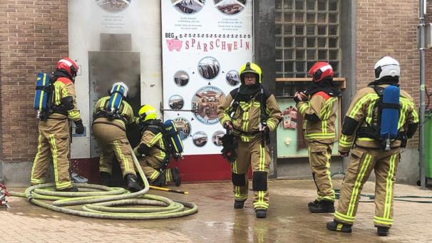 <p>Die Feuerwehr versucht, den Brand zu löschen.</p>