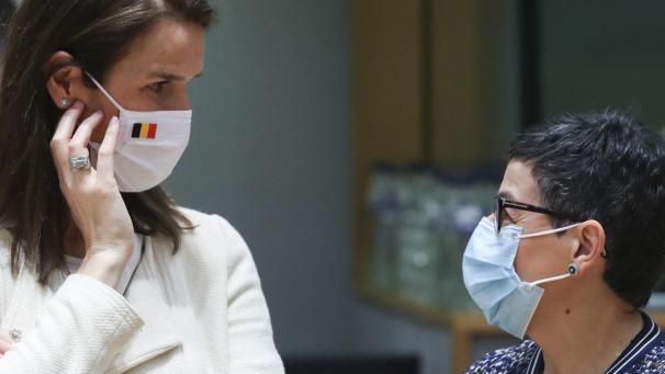 <p>Sophie Wilmes (l), Außenministerin von Belgien, spricht mit Arancha Gonzalez Laya, Außenmnisterin von Spanien, beim Treffen der EU-Außenminsiter im Gebäude des Europäischen Rates.</p>