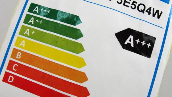 <p>Ein Hinweisschild mit den bisherigen Energieeffizienzklassen in einem Großmarkt für Elektroartikel. Vom 1. März an gibt es für bestimmte Elektrogeräte neue Energielabels.</p>