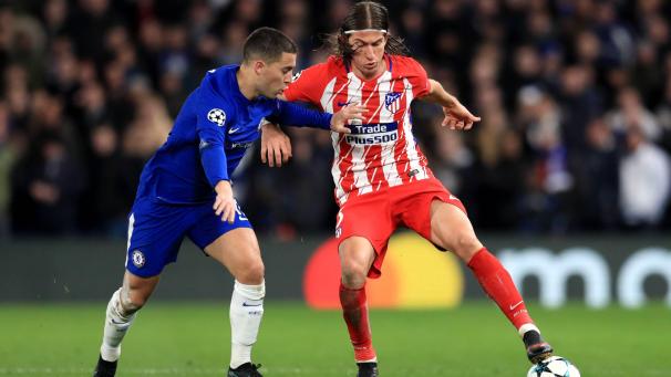<p>Eden Hazard (l. für Chelsea) und Filipe Luis (bereits im Atletico-Trikot)</p>