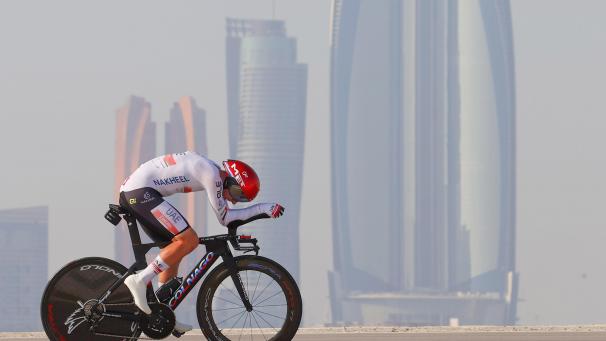 <p>Tadej Pogacar vor der Skyline von Al Hudayriat Island.</p>