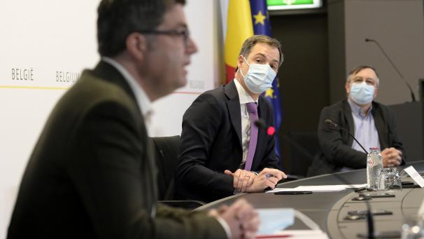 <p>Premier Alexander De Croo (M.) und die Virologen Steven Van Gucht (l.) und Yves Van Laethem.</p>