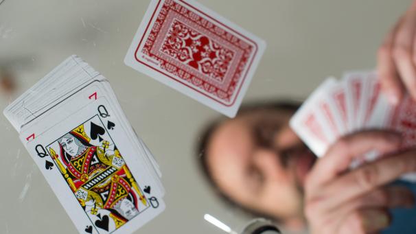 <p>Wegen seiner Spielschulden ist der Täter in einen Einbruch verwickelt worden, bei dem die Hausbewohner verletzt wurden.</p>