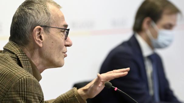 <p>Frank Vandenbrocuek und Alexander De Croo: So leicht kriegen sie den Deckel nicht mehr auf den Topf. Die Perspektiven, die den Bürgern anderswo gegeben werden, fordern auch mmer mehr Belgier ein.</p>