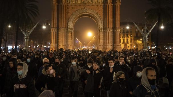 <p>Demonstranten protestieren in der Nähe des Triumphbogens gegen die Inhaftierung des Rappers Hasel wegen Beleidigung des Königshauses.</p>