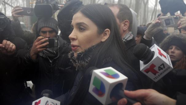 <p>Februar 2019, USA, New York: Emma Coronel Aispuro (M), Ehefrau des mexikanischen Drogenbosses Joaquin Guzman, verlässt das Bundesgericht. Der mexikanische Drogenboss „El Chapo“ war in seinem Strafprozess schuldig gesprochen worden.</p>