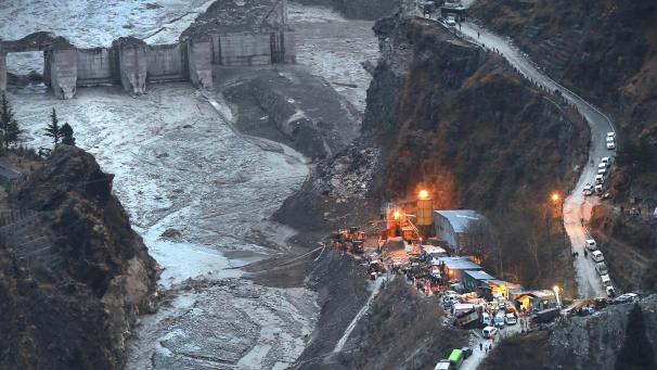 <p>Eine Luftaufnahme des im Bau befindlichen Wasserkraftwerksprojekts zwei Tage nach dem Abbruch eines Teils des Nanda-Devi-Gletschers, der das dahinter eingeschlossene Wasser in Tapovan im nördlichen Bundesstaat Uttarakhand, freisetzt.</p>