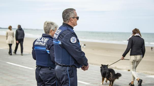 <p>Polizisten patrouillieren am Strand von Dünkirchen in Nordfrankreich.</p>
