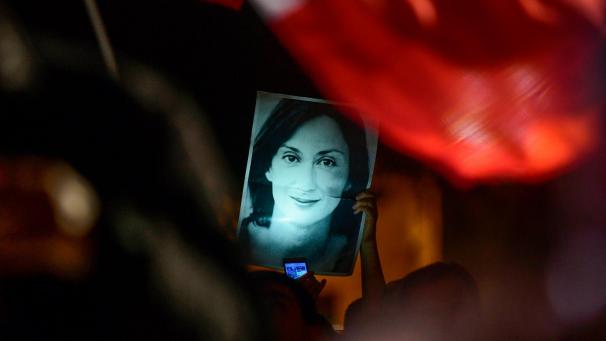 <p>Ein Demonstrant hält ein Bild der ermordeten Reporterin Daphne Caruana Galizia in der Hand.</p>