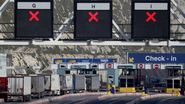 <p>Lastwagen fahren zum Check-in in das Terminal am Hafen von Dover. Nach dem Austritt Großbritanniens aus dem EU-Binnenmarkt und der Zollunion machen sich die Brexit-Folgen bei immer mehr Unternehmen bemerkbar.</p>