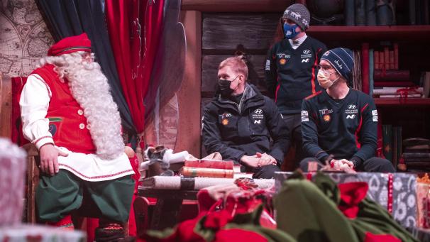 <p>Der Weihnachtsmann empfing in seinem Dorf in Rovaniemi die WRC-Stars, so auch die Hyundai-Werksfahrer Ott Tänak, Craig Breen und Thierry Neuville (v.l.).</p>