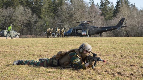 <p>Sicherheit geht vor: Der Hubschrauberlandeplatz muss in Kriegsgebieten vorab gesichert werden.</p>