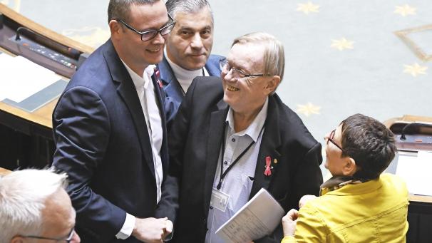<p>Der Kommunist Raoul Hedebouw (l.) und der Gewerkschafter Marc Goblet (2.v.r.) haben sich im Kampf gegen das „Lohnnorm-Korsett“ gefunden.</p>
