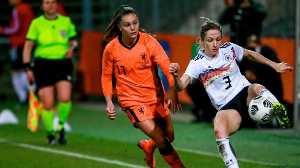 <p>Kathy Hendrich (rechts) am Mittwochabend im Spiele gegen die Niederlande.</p>