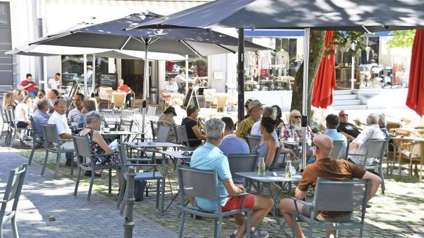 <p>Lange ist es her, dass man so gesellig auf dem Marktplatz beisammen saß.</p>