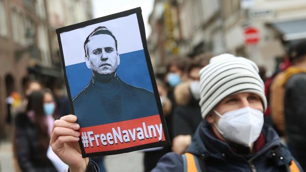 <p>Ein Demonstrant hält ein Plakat mit dem Abbild des russischen Oppositionsführers Nawalny mit dem Schriftzug „#FreeNavalny“.</p>