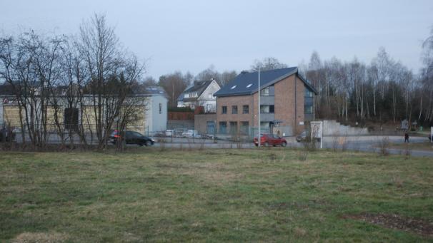 <p>Mit der Übertragung dieses Baugrundstücks in der Friedensstraße schaffte der Stadtrat jetzt die Grundvoraussetzung, damit die Dabei VoG dort ihren Neubau errichten kann.</p>