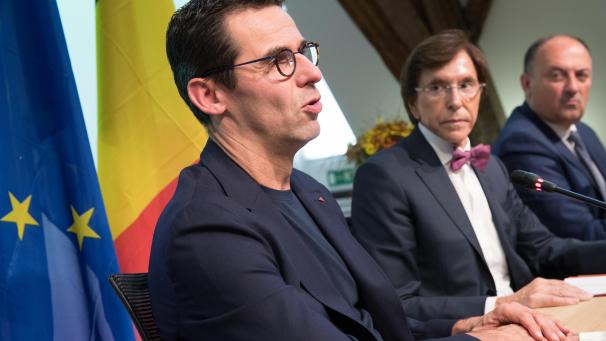 <p>Der Gipfel der Unverschämtheit - 11 Millionen Belgiern Wasser verordnen und selbst, in Corona-Zeiten, Wein genießen: Jean-Marc Nollet (l.)</p>