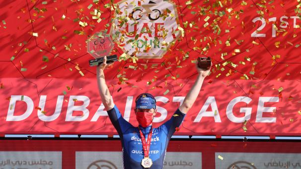 <p>Sam Bennett feiert seinen Etappensieg.</p>