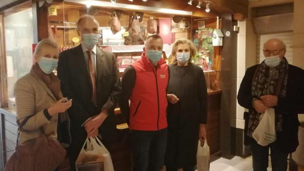 <p>Sascha Rohs (Mitte) durfte am Freitag Prinzessin Astrid und Erzherzog Lorenz in der Montenauer Schinkenräucherei begrüßen.</p>