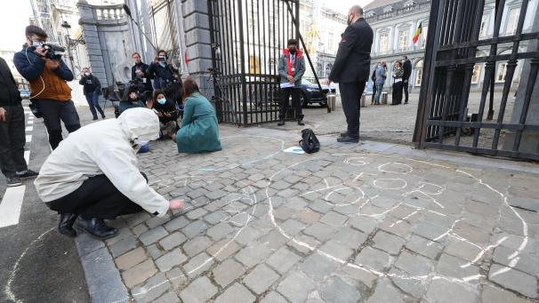 <p>Vor dem Tagungsgebäude des Konzertierungsausschusses versuchten Jugendliche, auf ihre schwierige Lage unter dem Joch der Corona-Einschränkungen aufmerksam zu machen.</p>