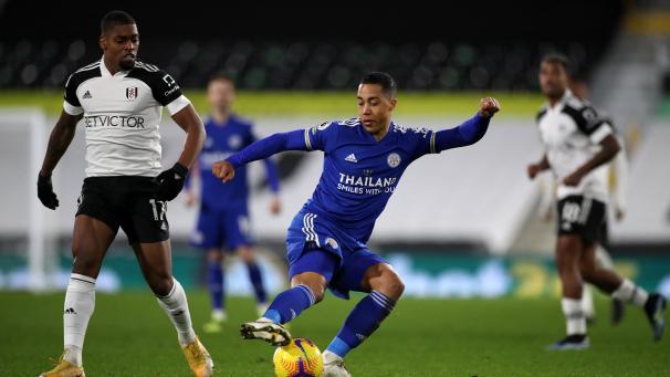 <p>Gegen Fulham führte Youri Tielemans (am Ball) Leicester City als Kapitän auf den Platz.</p>