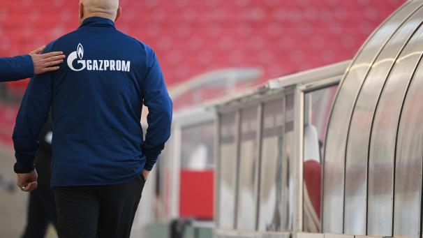 <p>Der FC Schalke 04 taumelt der 2. Liga entgegen. Nach Berichten über einen Spieler-Aufstand und dem 1:5 in Stuttgart müssen nun Medien zufolge Trainer Christian Gross (im Bild) und Sportchef Jochen Schneider gehen.</p>