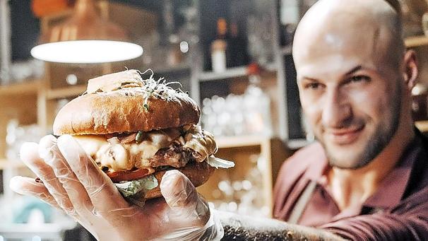 <p>Auch exquisite Hamburger gehörten zum Angebot von Mazen Kazab in seinem „Oscar“ gegenüber der Oberstädter Pfarrkirche.</p>