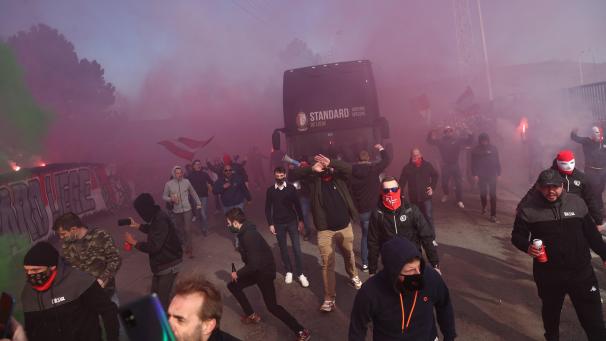 <p>Lütticher Fans begleiteten den Bus zum Stadion.</p>