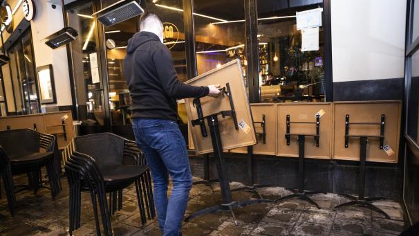 <p>Weil unter anderem die Restaurants und Cafés 2020 lange Zeit zu hatten, sind die Konsumausgaben der Belgier unter dem Vorjahresniveau geblieben.</p>
