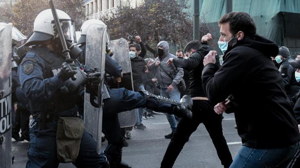<p>Polizisten und Demonstranten geraten bei einer Solidaritätskundgebung mit dem hungerstreikenden Terroristen Dimitris Koufodinas aneinander.</p>