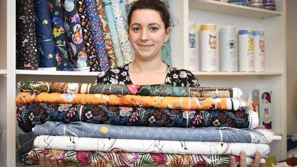 <p>Katrin Zeimers in ihrem Element, umgeben von bunten Stoffen.</p>