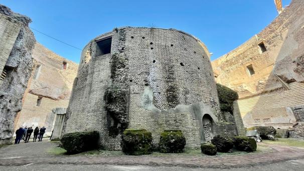 <p>Das Mausoleum des römischen Kaisers Augustus kann nach einer langen Phase von Schließung und Renovierung wieder besichtigt werden. Roms Bürgermeisterin gab am Montag den Startschuss. Nach Jahrzehnten des Verfalls hatten die Fachleute im Jahr 2007 damit begonnen, das Areal mit dem großen kreisförmigen Grab des römischen Herrschers zu erkunden, zu sichern und schließlich wieder herzurichten.</p>