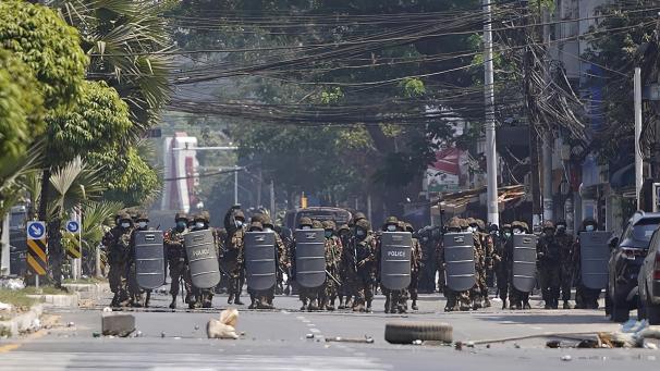 <p>Einsatzkräfte des Militärs mit Schutzschilden bewegen sich während eines Protests eine Straße hinauf.</p>