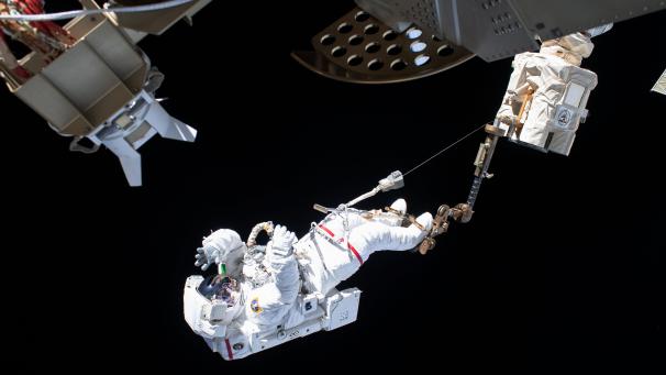 <p>Der ESA-Astronaut Luca Parmitano ist bei einem Außeneinsatz an der Internationalen Raumstation ISS über den Roboterarm Canadarm2 gesichert.</p>