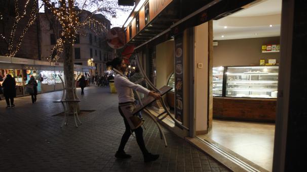 <p>Wegen dnahezu unaufhörlich steigenden Corona-Zahlen mussten die Cafés auf Mallorca wochenlang geschlossen bleiben.</p>