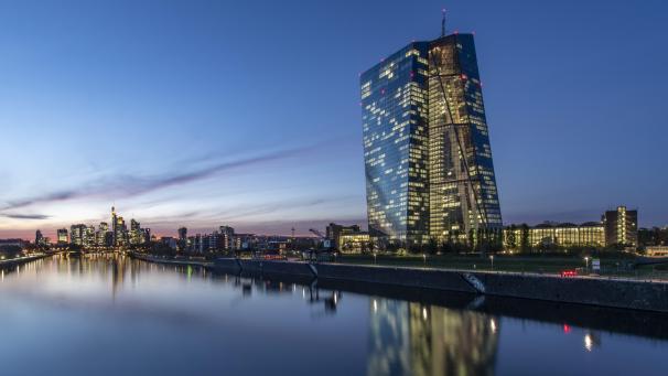 <p>Die Lichter in den Büros der Europäischen Zentralbank (EZB) leuchten im letzten Licht des Tages.</p>