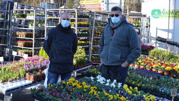 <p>Marcel Thijs (rechts) und sein Schwiergersohn Yannick sind mit ihren Blumen vergangene Woche wieder in das Marktgeschehen eingestiegen.</p>