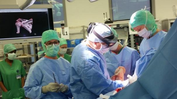 <p>Ein Chirurg, der mit einer AR-Brille auf dem Kopf operiert: So sieht wohlmöglich die Zukunft im OP-Saal aus.</p>