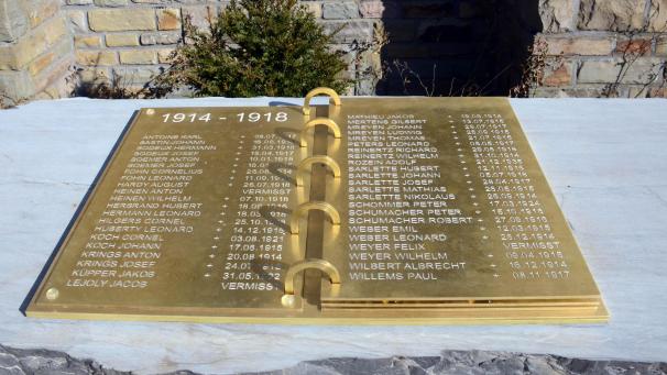 <p>Am Weywertzer Kirchplatz steht ein neues Kriegerdenkmal.</p>