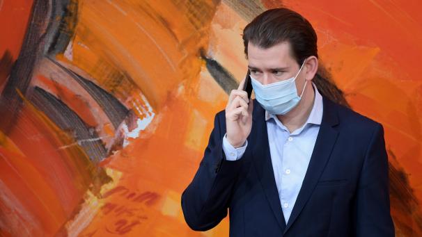 <p>Sebastian Kurz (ÖVP), Bundeskanzler von Österreich, telefoniert vor einer Sondersitzung des Nationalrates im Parlamentsausweichquartier in der Wiener Hofburg.</p>