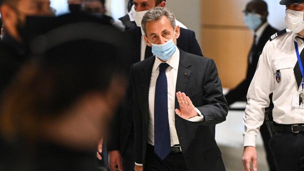 <p>Drei Jahre Haft, davon zwei auf Bewährung - ein solches Urteil gegen einen Ex-Präsidenten hat es in Frankreich noch nie gegeben.</p>