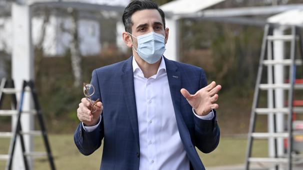 <p>Auf Antoniadis Schultern lastet der Erfolgsdruck: Die Impfkampagne ist eine logistische Herausforderung mit einigen Unbekannten.</p>