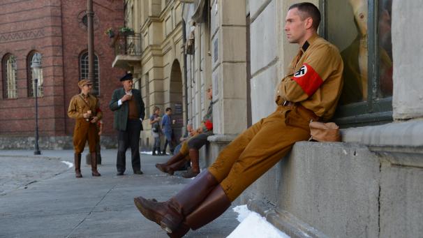 <p>Ein Komparse sitzt in der Berliner Straße in Potsdam Babelsberg am Rande der Dreharbeiten zum Film „Nacht über Berlin - Der Reichstagsbrand“.</p>