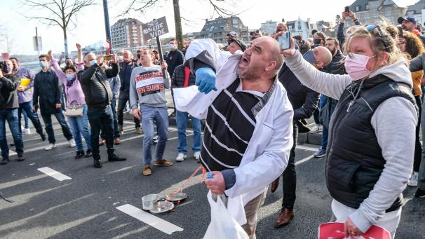 <p>Diese Aufnahme entstand Ende Februar bei einer Corona-Demo in Namur. Die Protestanten hatten sich damals für die Wiedereröffnung der Horeca-Betriebe stark gemacht.</p>